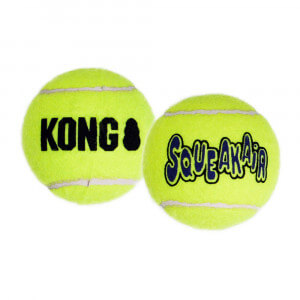 Afbeelding Kong Squeakair Balls voor de hond Small door Brekz.nl